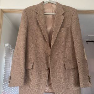 Barely worn mens blazer In great shape, vintage ,has elbow pads, 2 buttons, wool